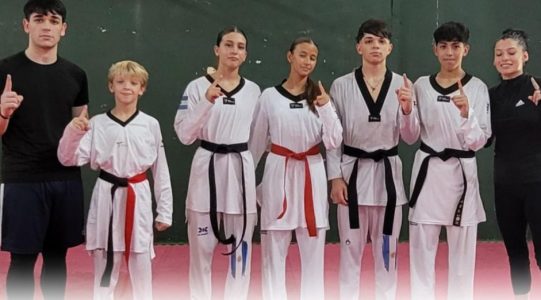 Jóvenes taekwondistas en campus internacional